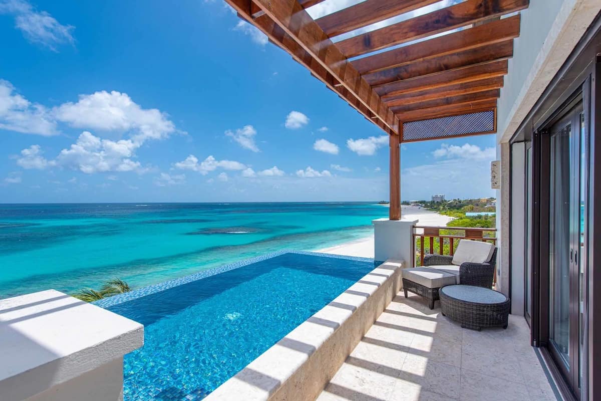 Suite presidencial, 2 habitaciones, frente al océano | Área de sala de estar | Televisión LED