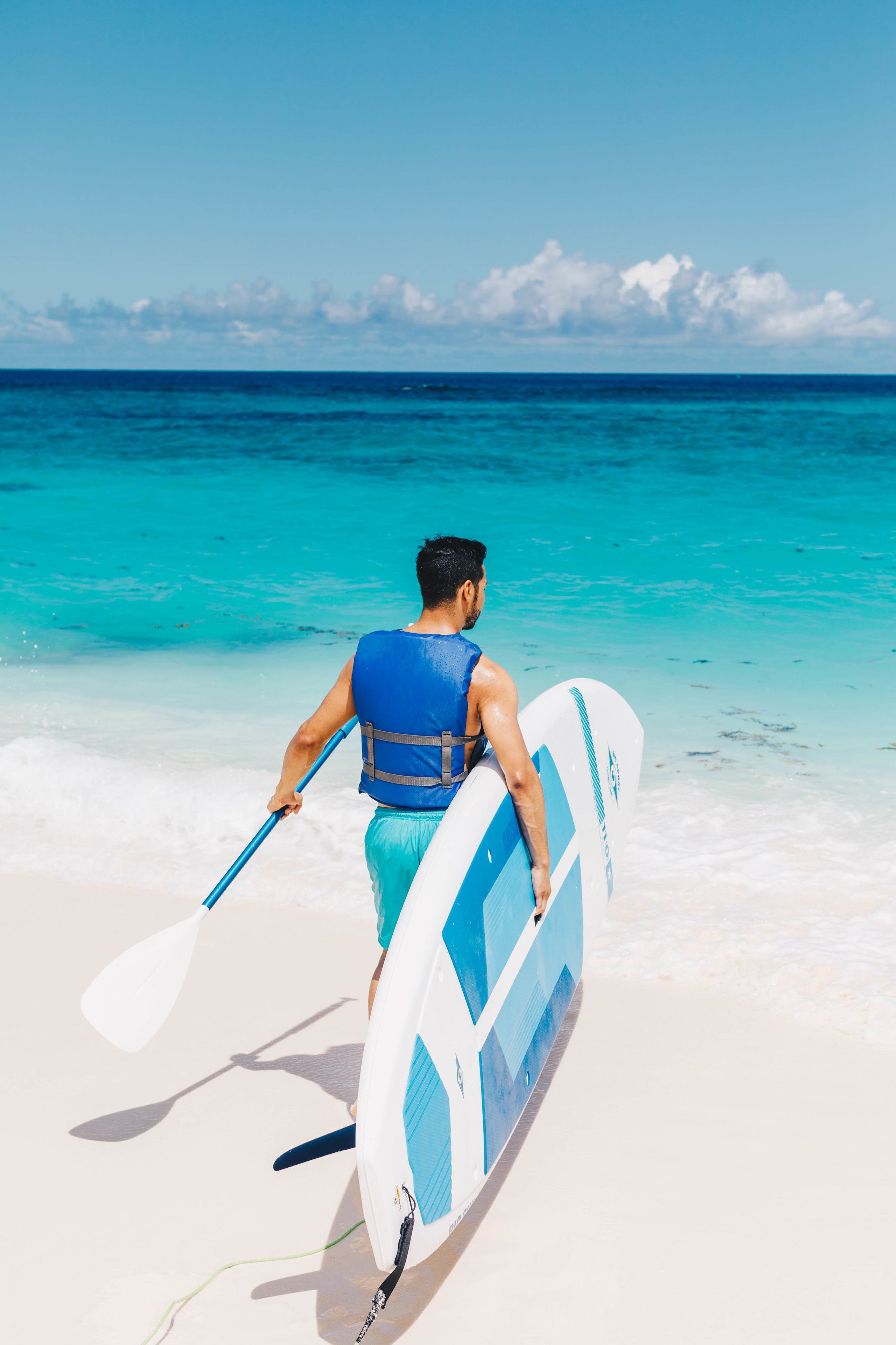 Una persona con una tabla de surf en la playa.