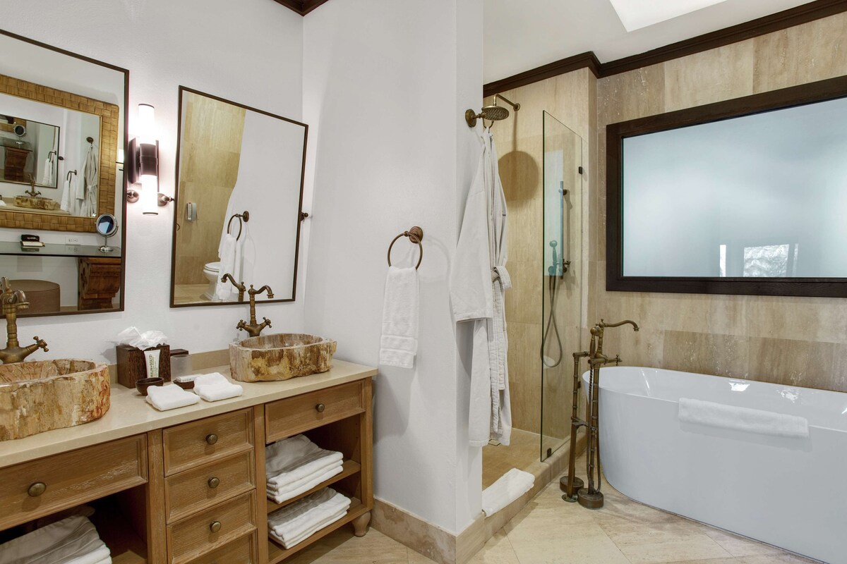 Separate bathtub and shower