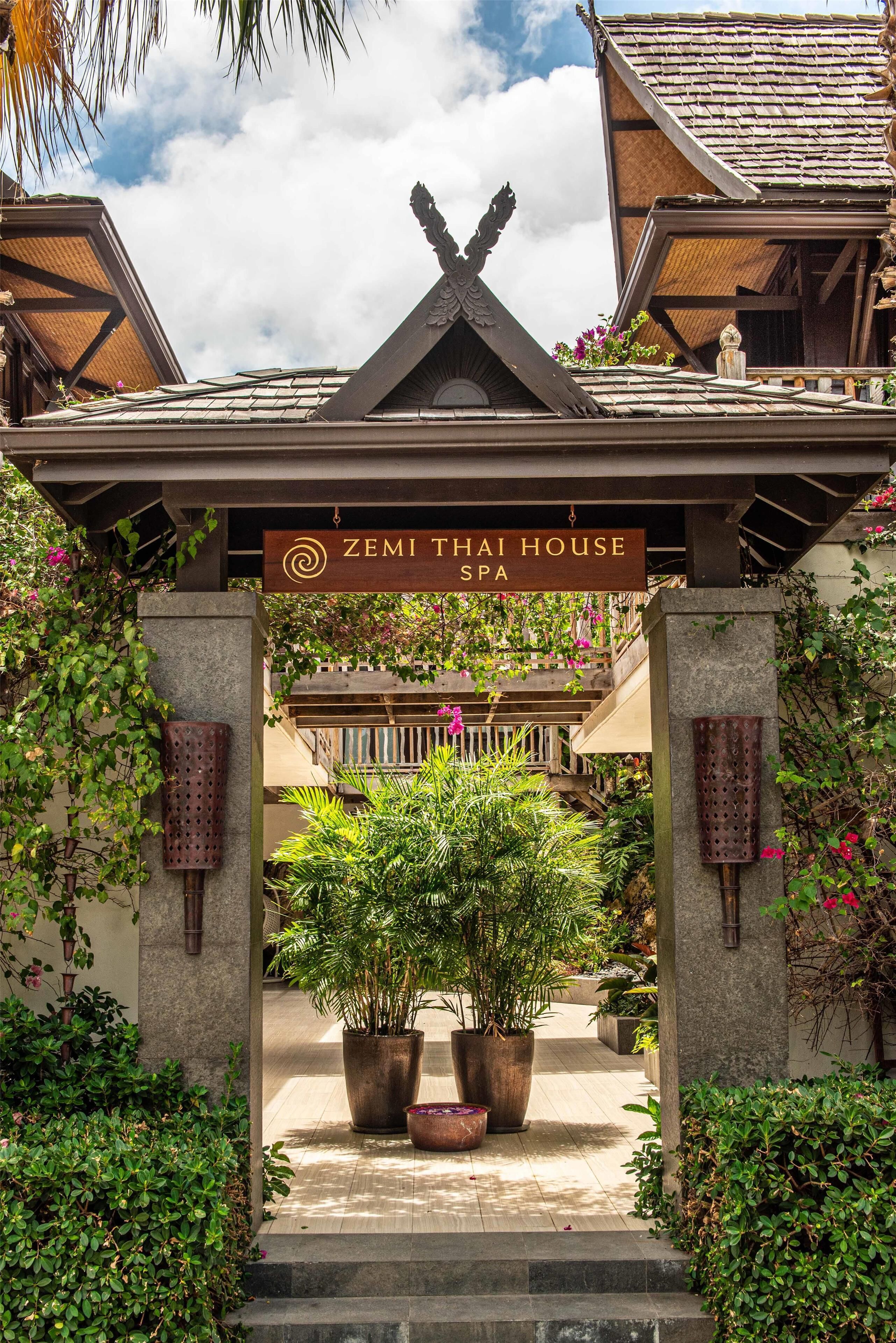 Uma casa tailandesa tradicional com uma placa que diz 'Zemi That House Spa'.