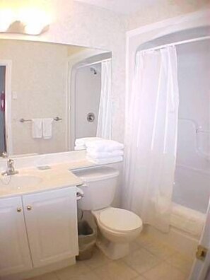 Douche, articles de toilette gratuits, sèche-cheveux