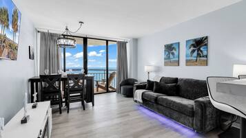 Comfort appartement, 1 slaapkamer, balkon, aan zee | Woonkamer | Een 55-inch flatscreentelevisie met kabelzenders en televisie