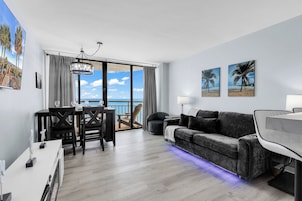 Comfort Διαμέρισμα (Condo), 1 Υπνοδωμάτιο, Μπαλκόνι, Θέα στη Θάλασσα | Καθιστικό | Τηλεόραση με επίπεδη οθόνη 55 ιντσών με καλωδιακά κανάλια, τηλεοράσεις