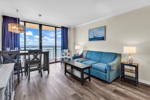 Living room - Meridian Plaza by Hosteeva (Myrtle Beach)
