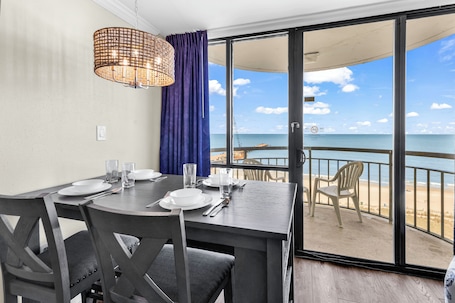 Comfort Condo, 1 Bedroom, Balcony, Ocean View | In-room dining