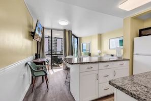Signature-Apartment, 1 Schlafzimmer, Balkon, Meerblick | Eigene Küche | Großer Kühlschrank, Mikrowelle, Herdplatte