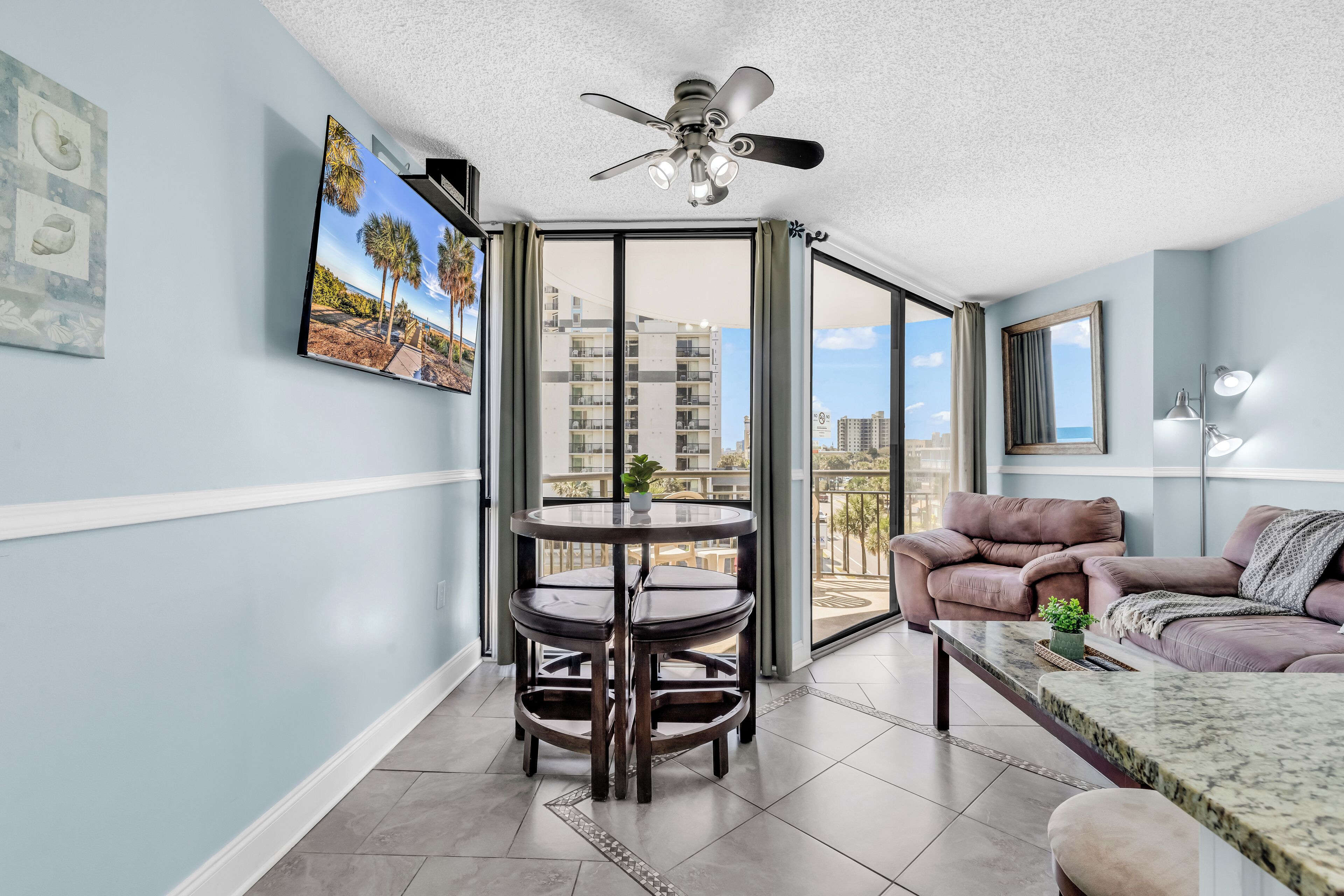 Family Διαμέρισμα (Condo), 1 Υπνοδωμάτιο, Θέα στην Πόλη, Στην παραλία | Καθιστικό | Τηλεόραση με επίπεδη οθόνη 55 ιντσών με καλωδιακά κανάλια, τηλεοράσεις