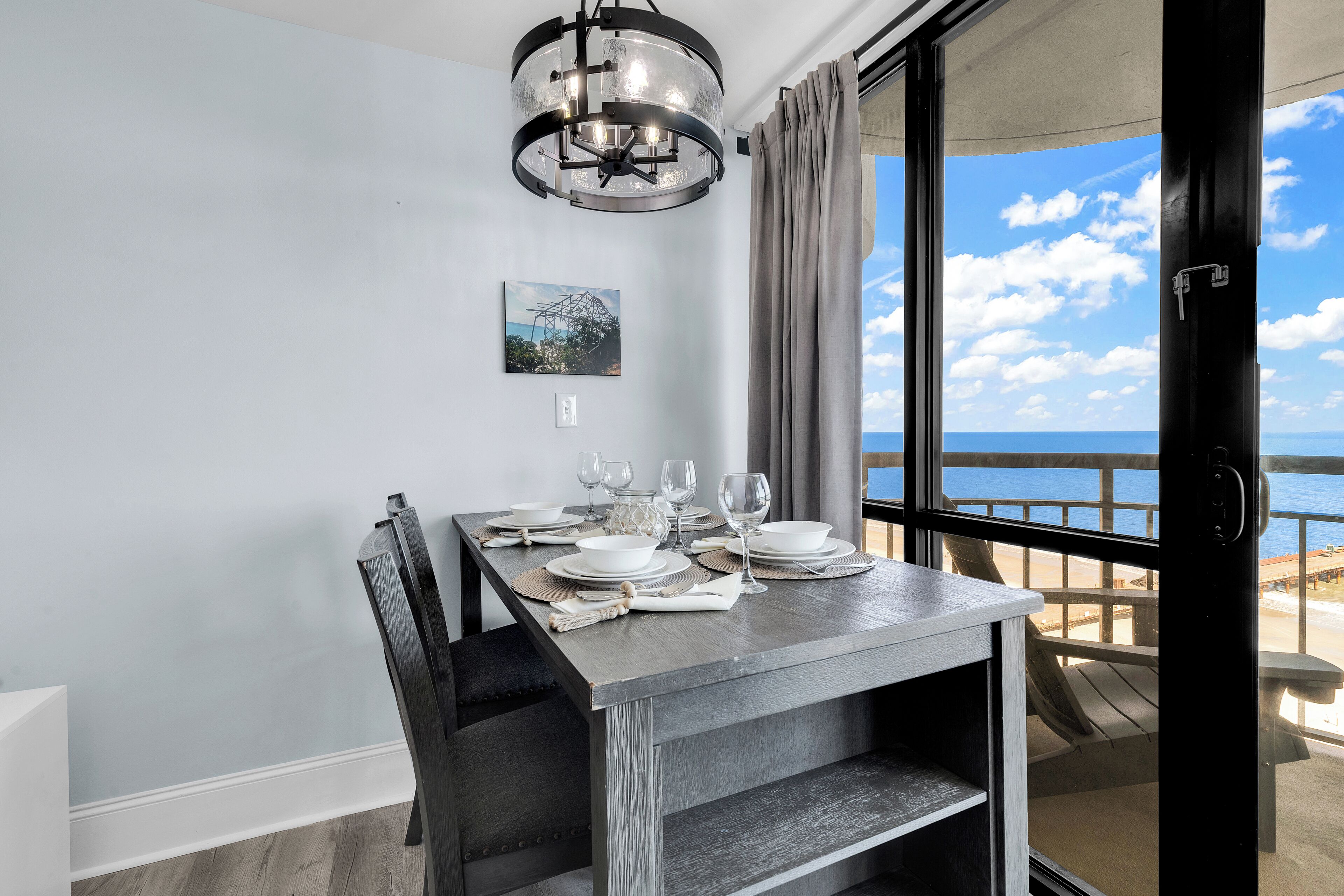 Comfort Condo, 1 Bedroom, Balcony, Oceanfront | In-room dining