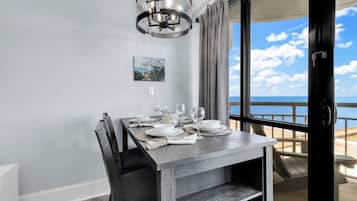 Comfort Condo, 1 Bedroom, Balcony, Oceanfront | In-room dining
