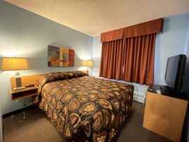 Escritorio, tabla de planchar con plancha, wifi gratis y ropa de cama 