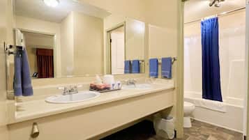 Duschwanne, kostenlose Toilettenartikel, Haartrockner, Handtücher