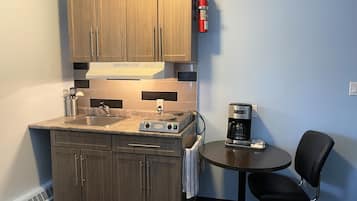 Refrigerador, microondas, cafetera/tetera