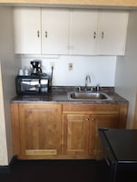 Quarto standard, 2 quartos, para fumantes | Cozinha americana privada | Geladeira, micro-ondas, cafeteira/chaleira