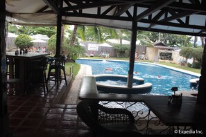 Piscine extérieure, chaises longues