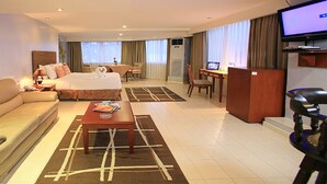Rom – superior (Suite) | Sengetøy av topp kvalitet, minibar, safe på rommet og skrivebord