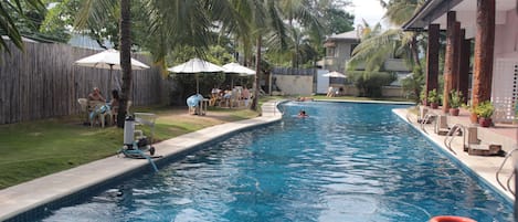 Piscine extérieure, chaises longues