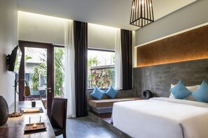 Suite, vistas a la piscina | Minibar, caja fuerte, escritorio y tabla de planchar con plancha