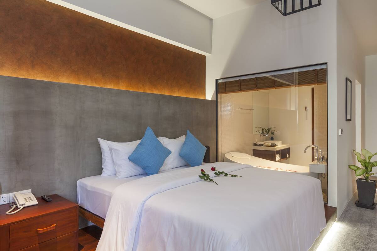 Minibar, in-room safe, desk, iron/ironing board (on request)