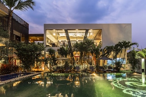 Una piscina al aire libre, tumbonas