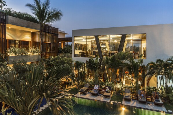 Una piscina al aire libre, tumbonas