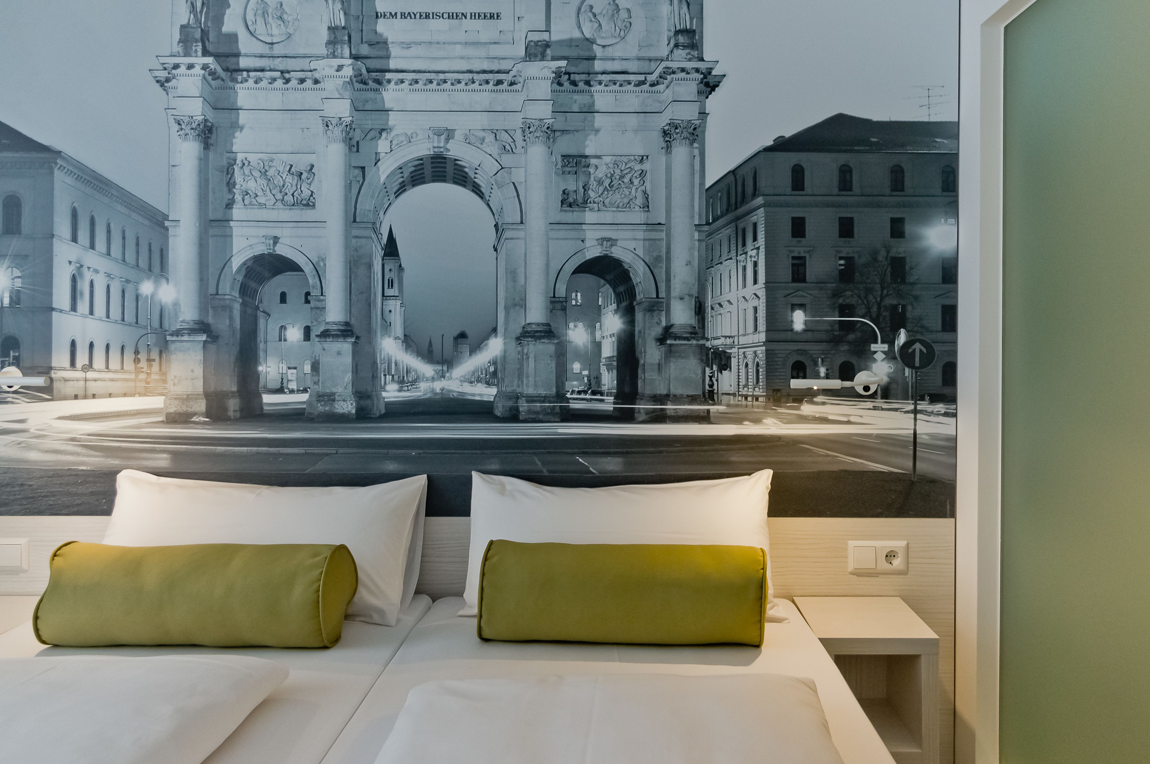 低刺激性寝具、セーフティボックス (室内)、デスク、ノートパソコン用作業スペース