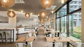 Desayuno buffet diario (EUR 16 por persona)