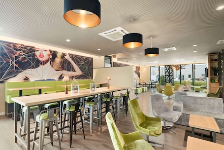 Bar (in loco). Super 8 by Wyndham Munich City North