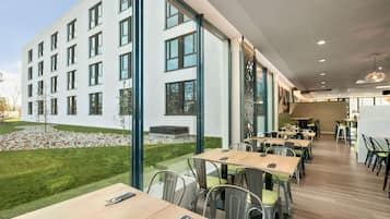 Tägliches Frühstücksbuffet gegen Gebühr