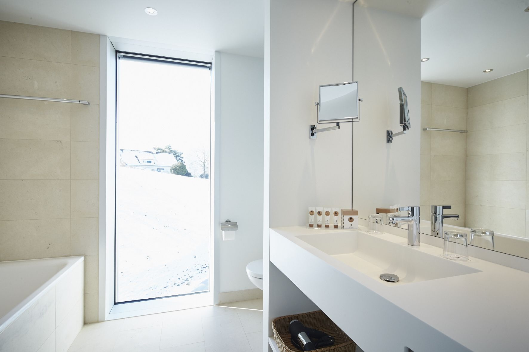 triple room (modern spacious) | bathroom | free toiletries, hair dryer, towels, shampoo