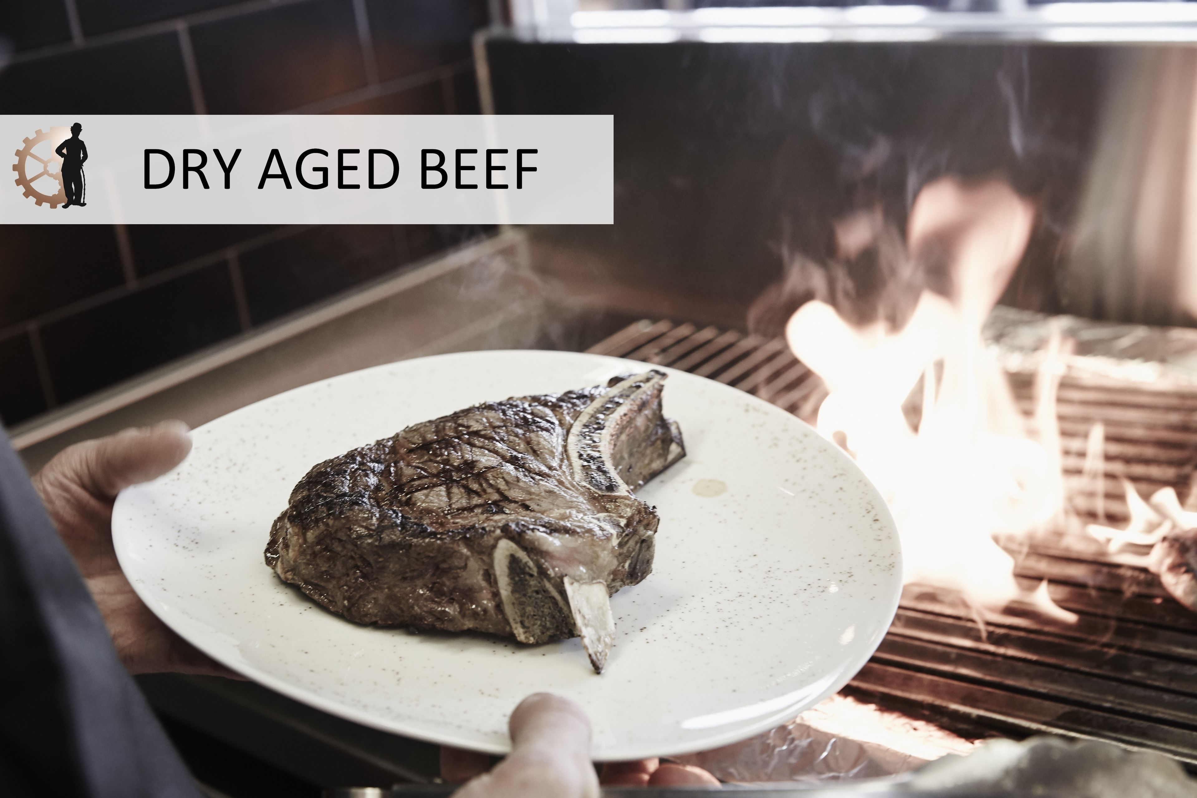 Un steak est en train de griller sur une assiette blanche.