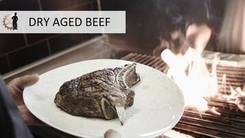 Un steak est en train de griller sur une assiette blanche.