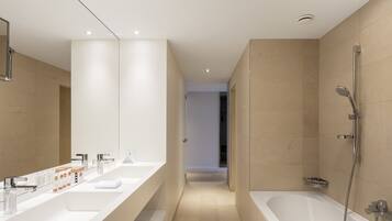 Suite Junior, 1 très grand lit (View) | Salle de bain | Articles de toilette gratuits, sèche-cheveux, serviettes fournies