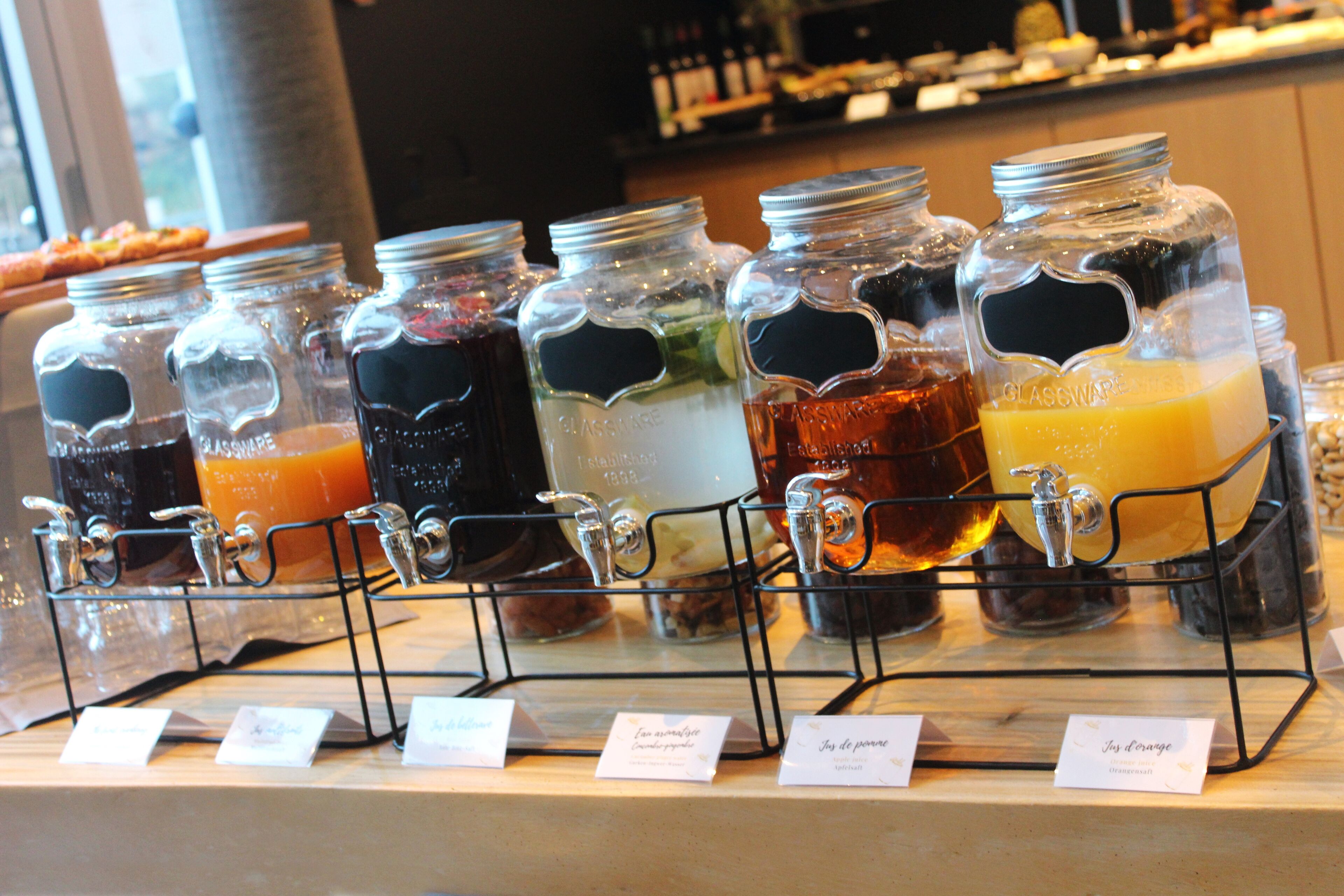 Dispensador de bebidas con varias opciones.