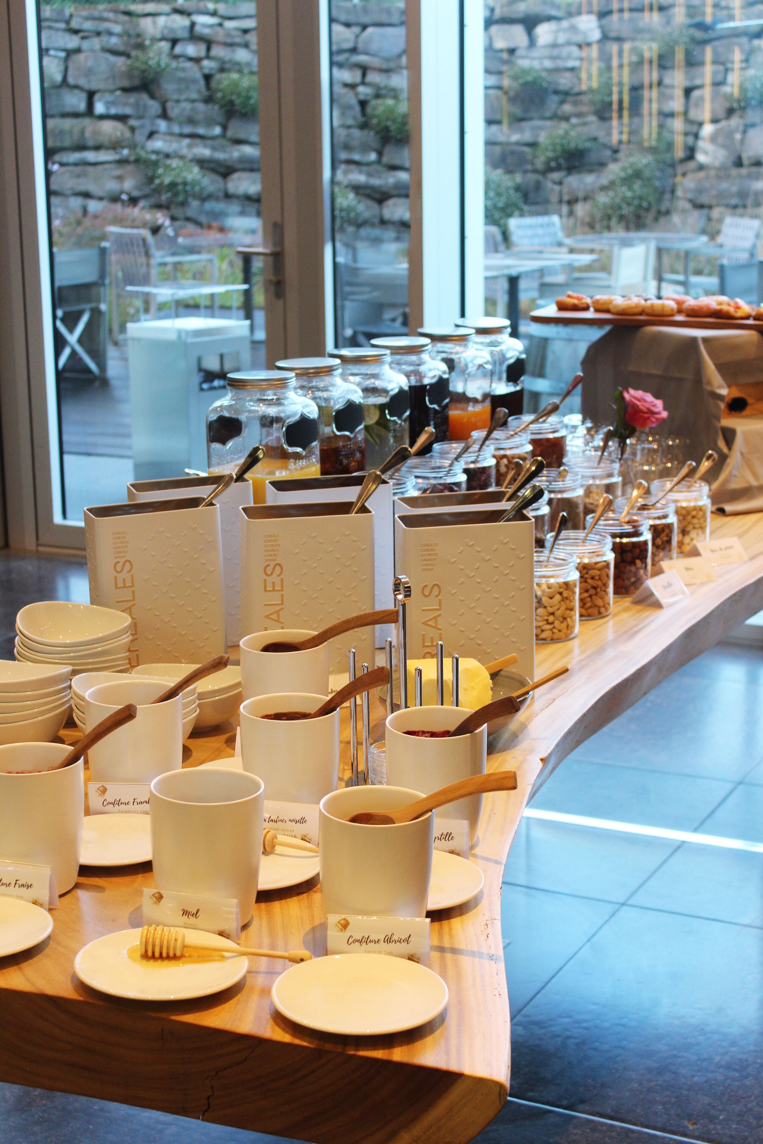 Petit déjeuner buffet (29.00 CHF par personne)