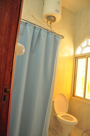 Kolmen hengen huone | Kylpyhuone | Suihku, ilmaiset hygieniatuotteet, hiustenkuivaaja, kylpytakit