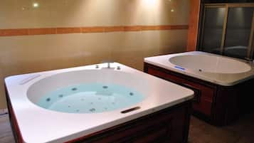 Chuveiro, produtos de toalete grátis, secador de cabelo