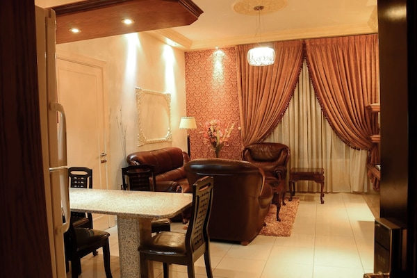 Executive Süit, 1 Yatak Odası | Oturma alanı | LCD televizyon, DVD oynatıcı