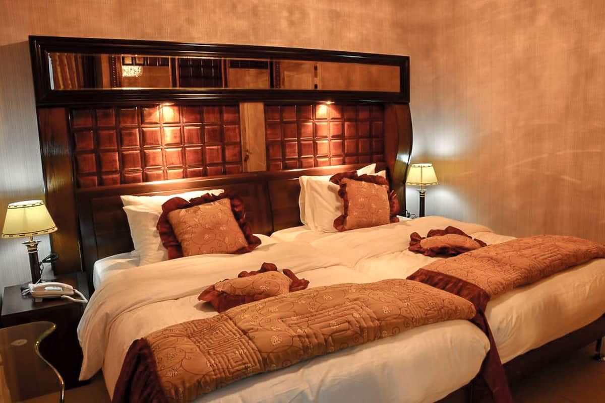 executive suite, 1 bedroom | in-room safe, desk, blackout curtains, soundproofing
