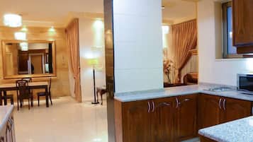 Phòng Suite dành cho gia đình, 2 phòng ngủ | Bếp riêng | Lò vi sóng, dụng cụ pha cà phê/trà, ấm điện