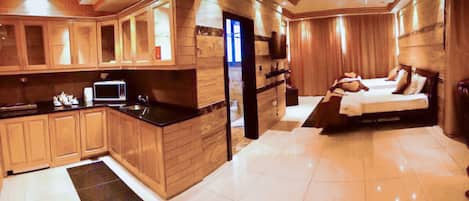 1 habitación, caja de seguridad en la habitación y escritorio