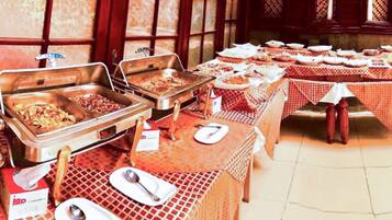 Café da manhã com buffet grátis todos os dias