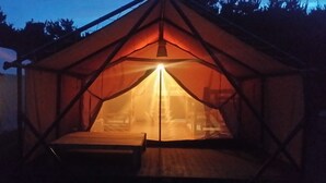 Front of property – evening/night - Blue Night Glamping House in Udo - Caravan Park (Jeju City)