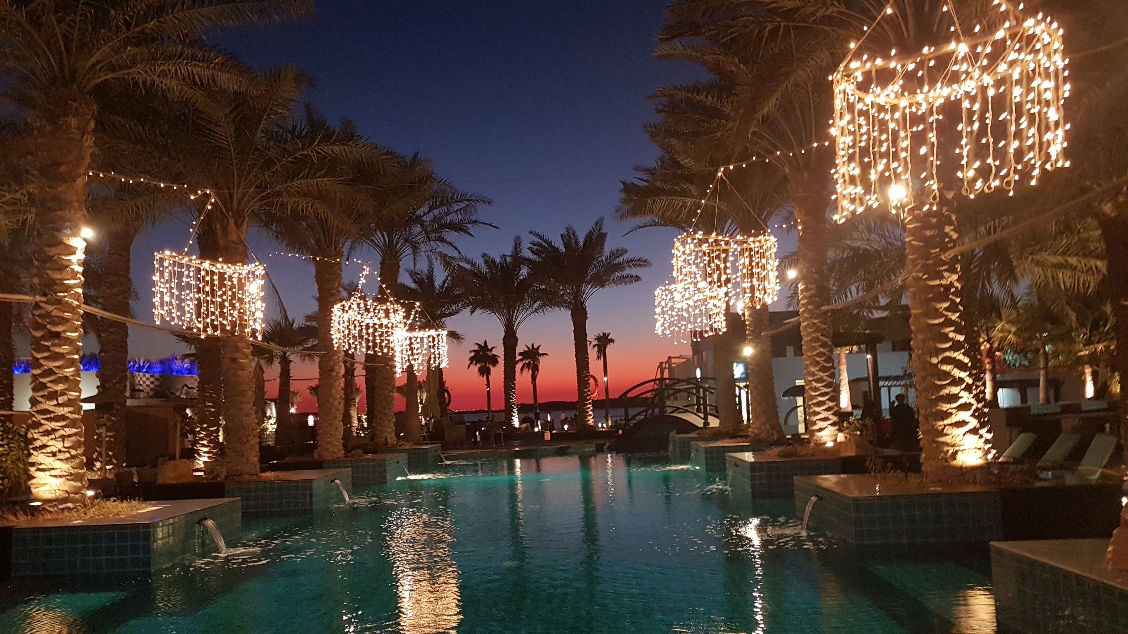 Alberca techada, 4 albercas al aire libre y sombrillas en la alberca