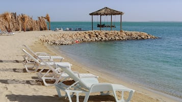 Privatstrand, Liegestühle, Sonnenschirme, Strandtücher