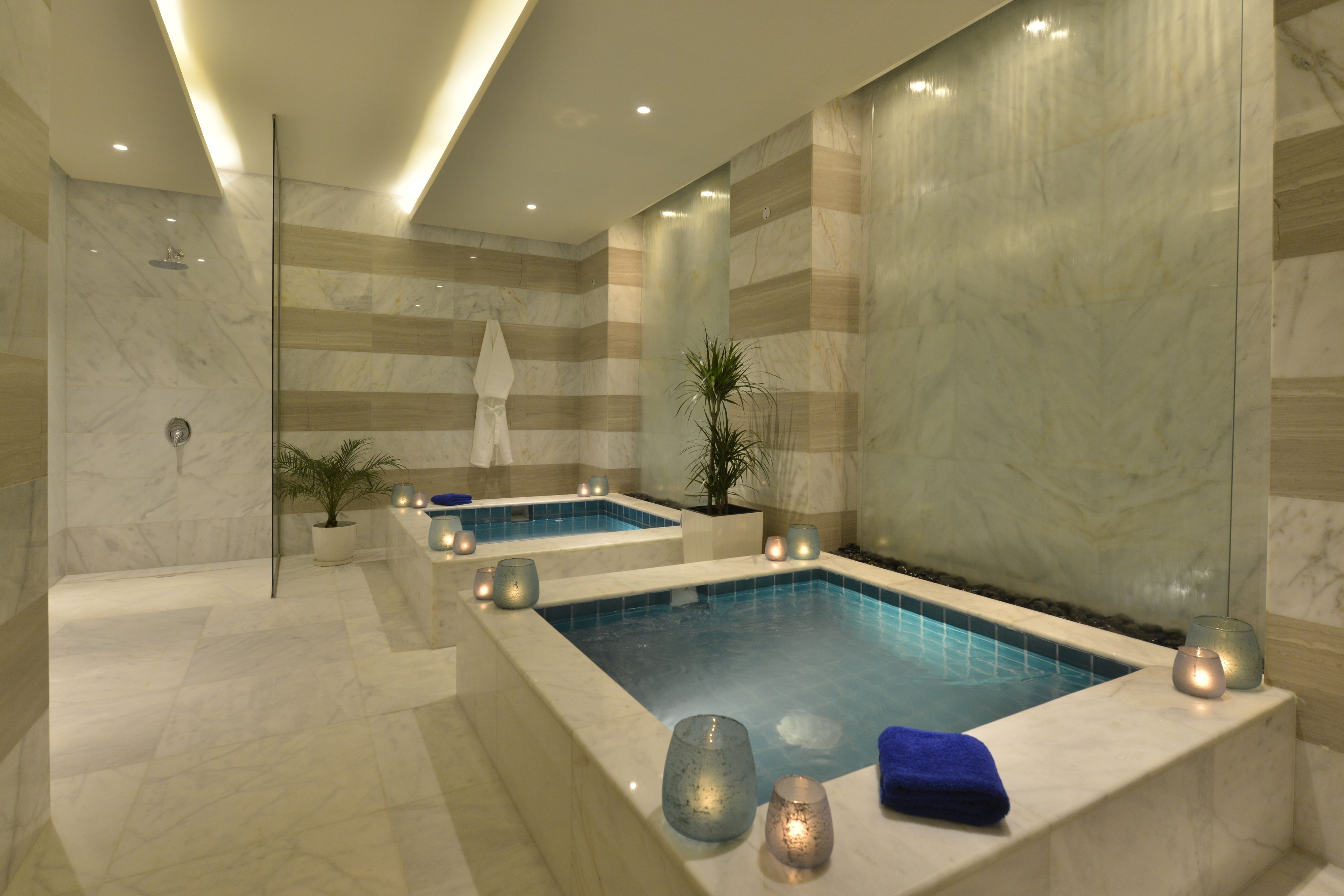 Salas de tratamiento para parejas, sauna y tina de hidromasaje 
