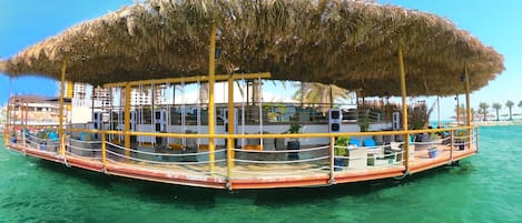 Plage privée, chaise longue, parasol, serviettes de plage