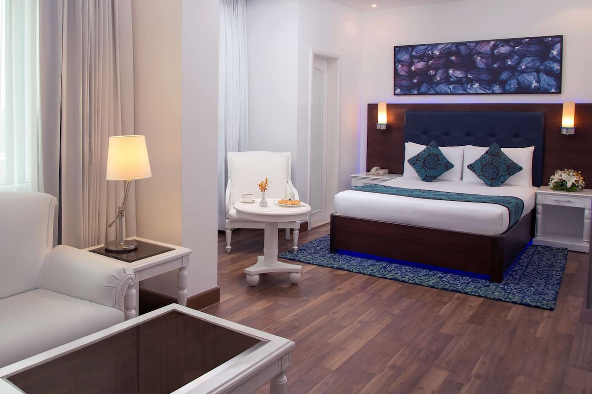 premium bedding, minibar, in-room safe, desk