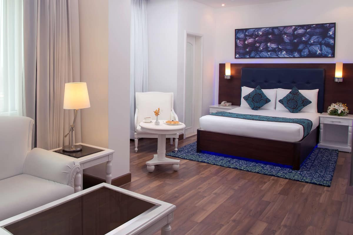 Premium bedding, minibar, in-room safe, desk