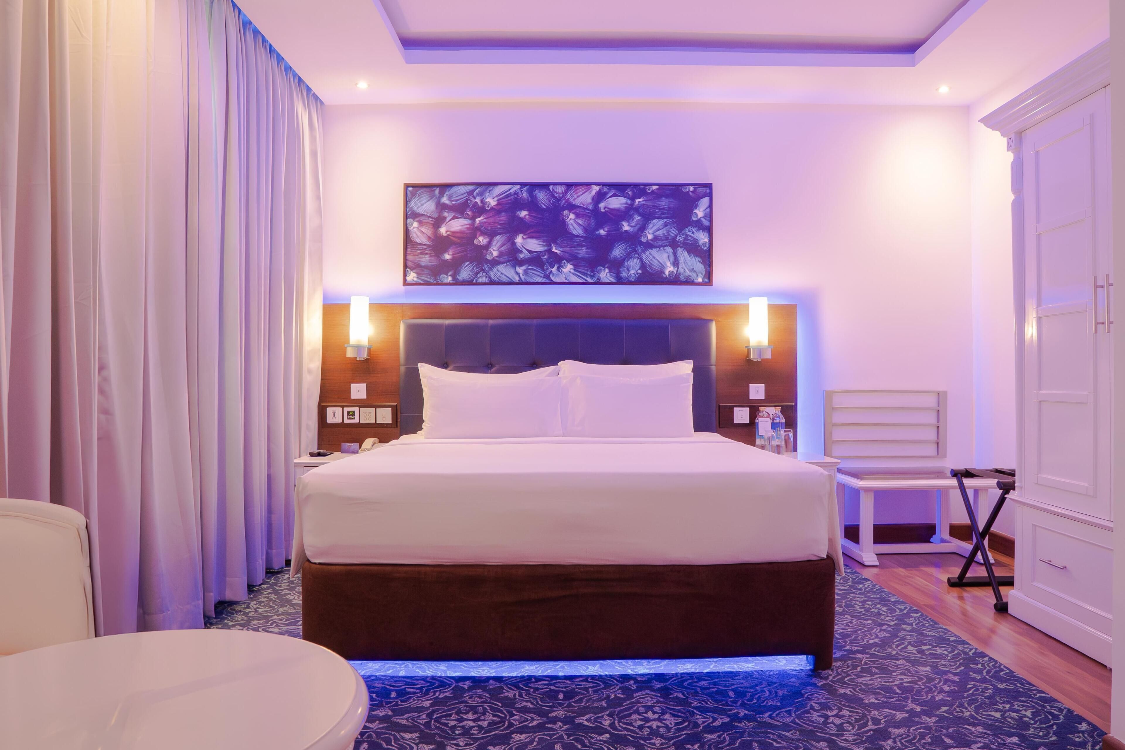 Ropa de cama de alta calidad, colchones con efecto memoria y minibar 