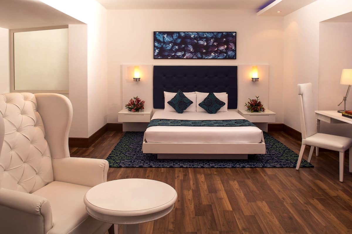 executive suite | premium bedding, minibar, in-room safe, desk